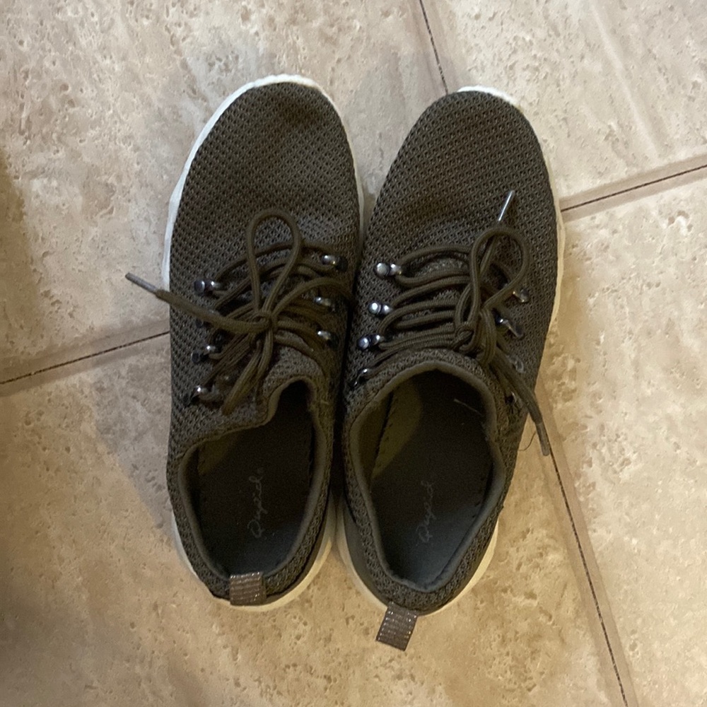 green workout shoes,